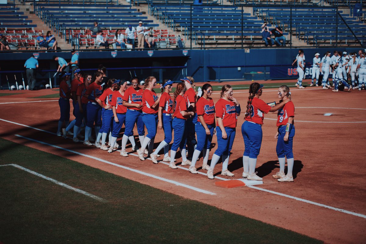 cameraman405's tweet photo. BEYOND PROUD OF THE SOFTBALL GIRLS FOR WINNING TODAY!! YOU GUYS DID AMAZING AND I WOULDNT WANNA CHEER ON ANYONE ELSE!! #2THESHIP https://t.co/P62TrM1Tp2
