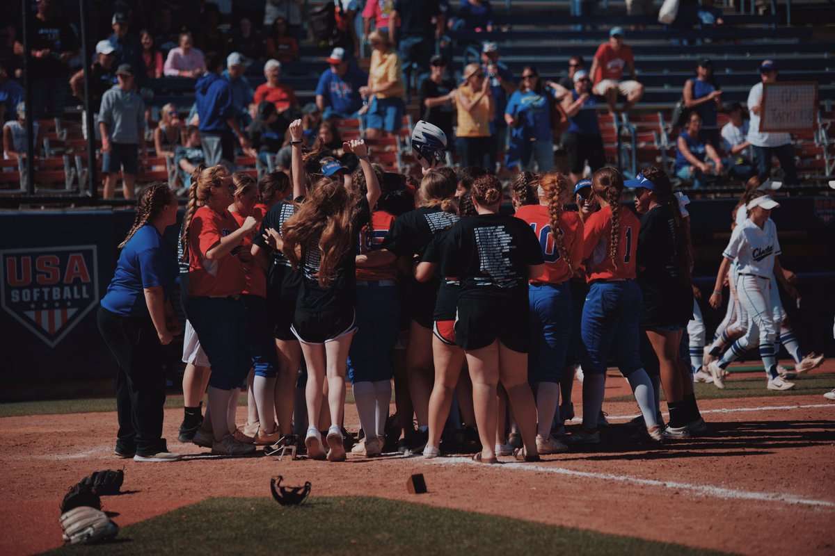 cameraman405's tweet photo. BEYOND PROUD OF THE SOFTBALL GIRLS FOR WINNING TODAY!! YOU GUYS DID AMAZING AND I WOULDNT WANNA CHEER ON ANYONE ELSE!! #2THESHIP https://t.co/P62TrM1Tp2