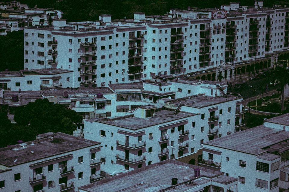 DesdeLaStreet's tweet photo. Expresión visual, Venezuela "La capital" Nido de ratas. //

Fotografía y edición: @braggiboddason https://t.co/G1IHT0PfZ4