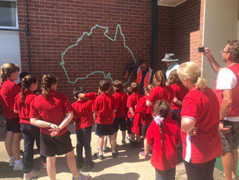 lowest2highest's tweet photo. Conrad shows the kids where we've been on our 2000km ride @ Khancoban School @worldex_aus https://t.co/mpCJTGh97u