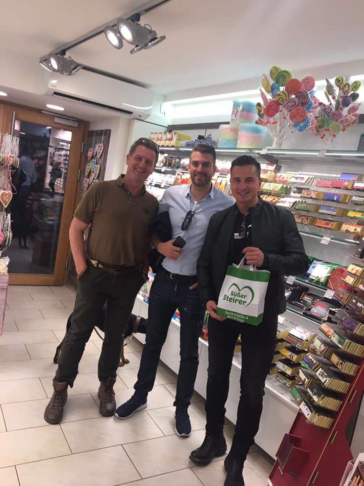 Was da wohl süßes drin ist 😆😊aber ich würd mit so na kleinen Tasche net auskommen 🙈😂😜 <a href="/VolksRocknRolla/">Andreas Gabalier</a>