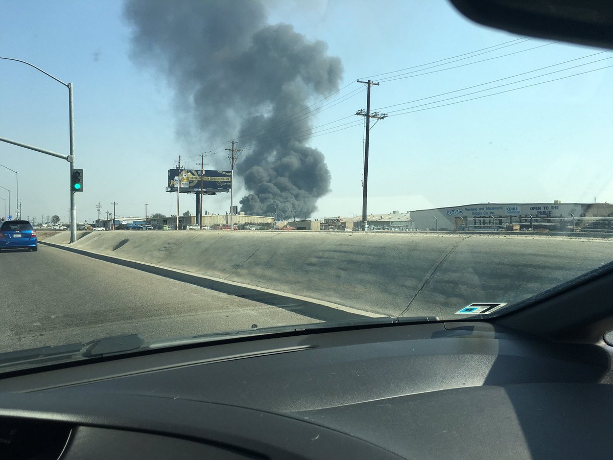 FresnoFire's tweet image. Fresno Fire is on scene of a large #outsidefire involving pallets and plastics threatening a structure at 1421 N Whitney.