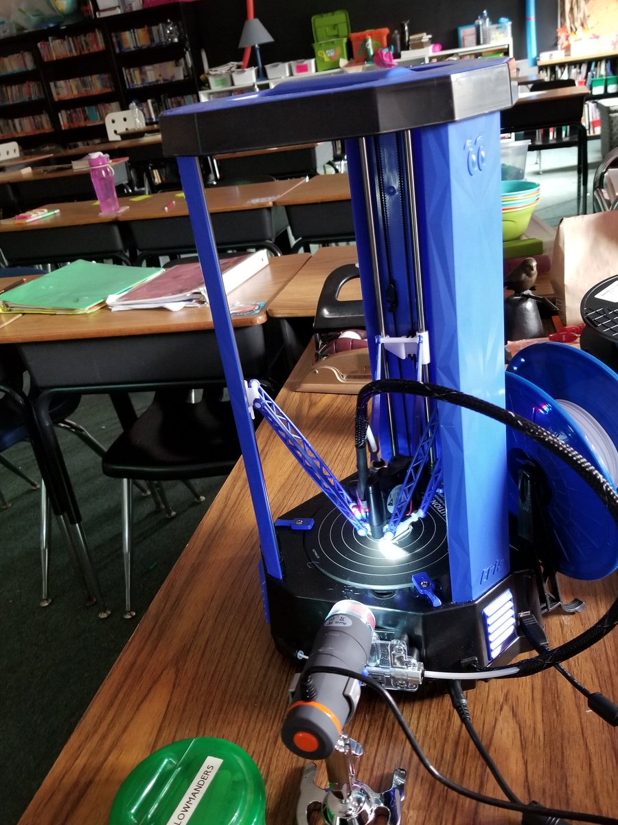 Salowmanders's tweet photo. 3D printing Operations Dice using/watching on the SmartBoard via Celestron digital microscope! @ClassroomMakers @HH_Elementary @b_jagger https://t.co/PtnPKWNA9F