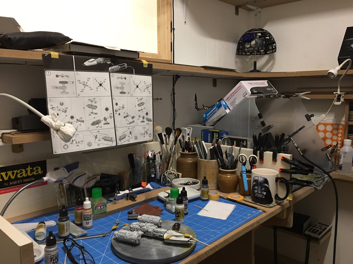 ModelbuildStar's tweet photo. I'm back 🤓 with a new #workspace  #bench #mancave #hideout https://t.co/FIpSGDjXUr