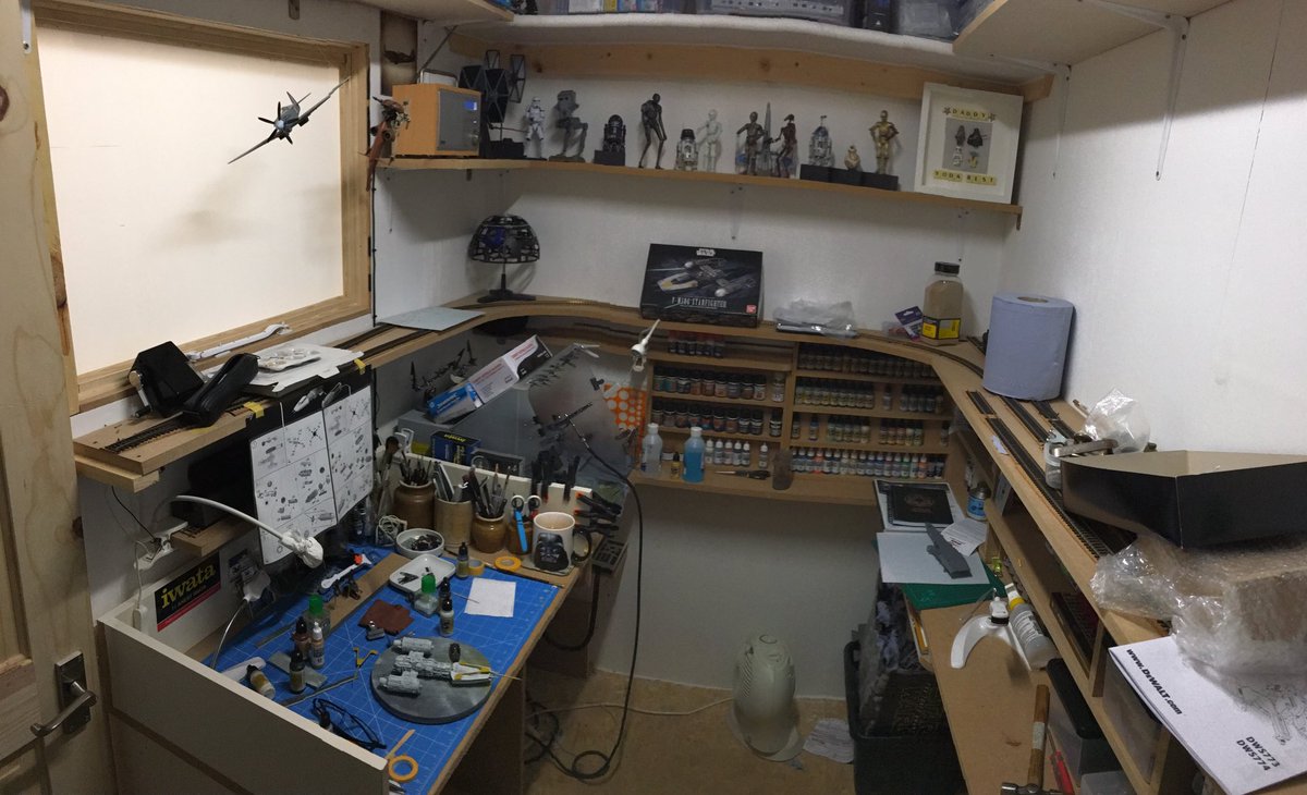 ModelbuildStar's tweet photo. I'm back 🤓 with a new #workspace  #bench #mancave #hideout https://t.co/FIpSGDjXUr