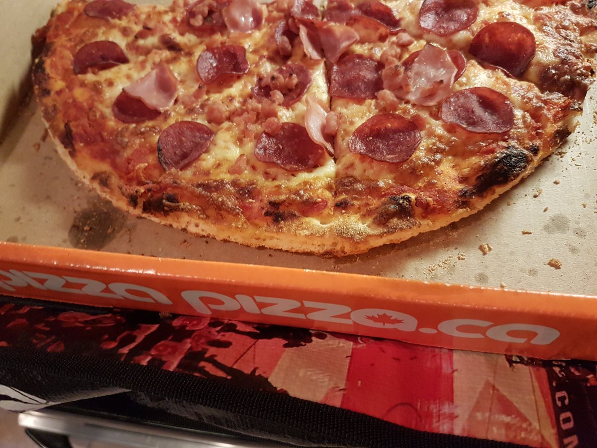 Kati_p4's tweet photo. That moment when @PizzaPizzaLtd over cooks your pizza and tries to hide it by cutting the crust off instead of making a new one 😂😂 https://t.co/rUZBry9fFS