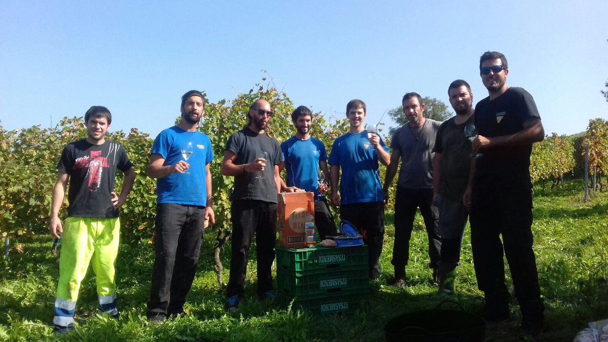 Fin de #vendimia 2017!! Una sonrisa para un año complicado 
Zorionak equipo!!