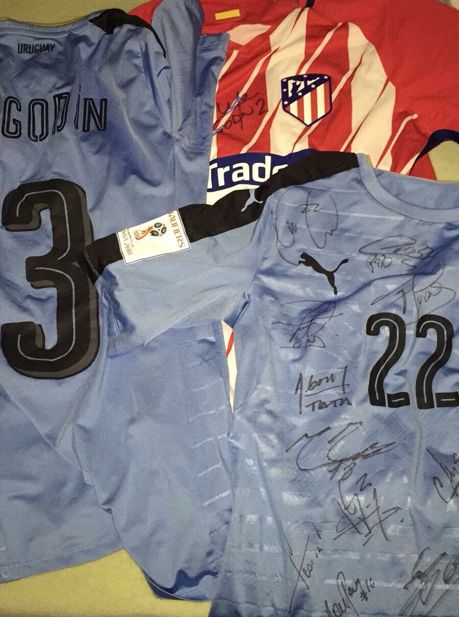 11Liber's tweet photo. Voy a subastar algunas remeras de fútbol acá en twitter para ayudar a mi hermano el ‘Loco’ Contreras. Se suman? #TodosPorElLocoContreras 👕 https://t.co/RfCnGiEC0Z