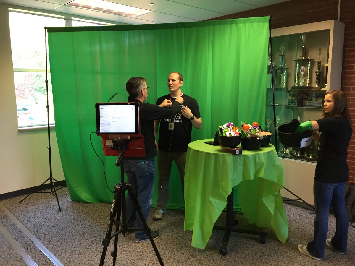 MrsKroon's tweet photo. Drumroll, please! 🥁 Behind the scenes with the #TechDay13 prize patrol. This is where the magic happens! https://t.co/FHN1Vaut1q