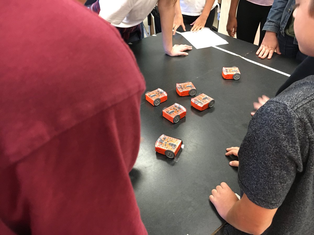 JSchwarting's tweet photo. Terramar 8th graders programming football plays on EdisonBots @DVUSD #edisonbots https://t.co/isJx2hlrma