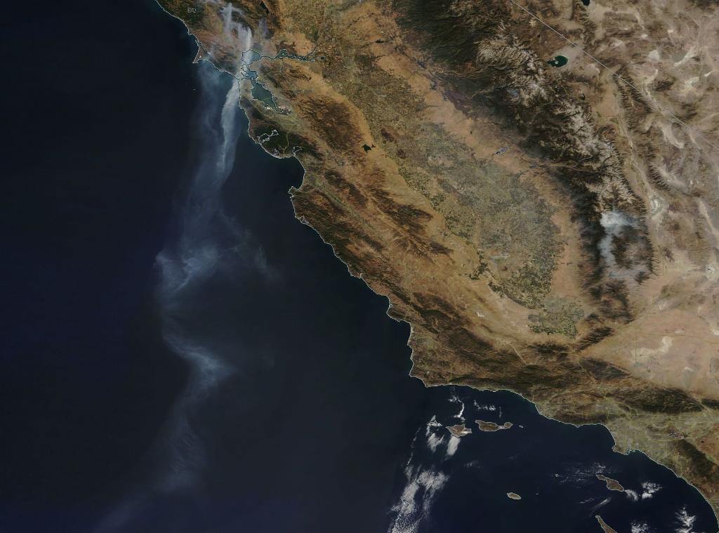 This tail of smoke – seen by a <a href="/NASAEarth/">NASA Earth</a> satellite – extends 500+ miles from various fires in northern California: go.nasa.gov/2xEhQlJ
