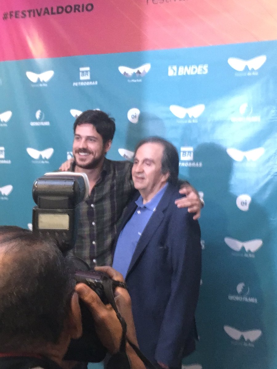 Camili0naire's tweet photo. Gente ele é muito lindo!! Nem acredito que estou pertinho !! Agora só falta aparecer a @ kkk #AForcaDoQuerer #zeca #aultimachance https://t.co/msIqmccvge