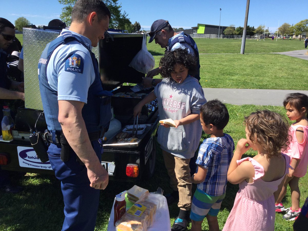 ChristchurchLib's tweet image. Last day of School Hols BBQ @ #AranuiLibrary. Prepped by customers, cooked by #HotFuzz (neighbourhood police team) ^ES