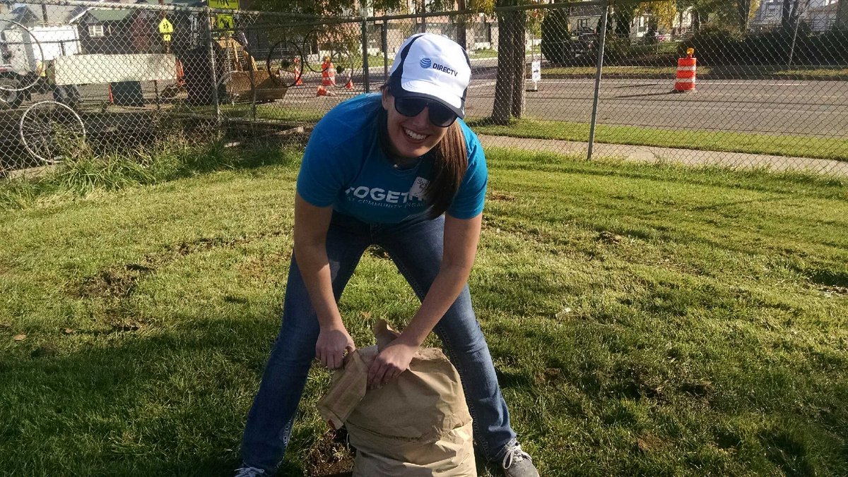 peachykeen_cos's tweet photo. Traded a day in the office for playing with dirt and volunteering at a local elementary school.  #attimpact #attcolo #cymilehigh https://t.co/5o8WAnvpGl