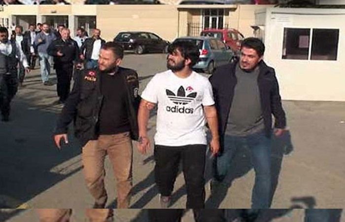 tr724com's tweet photo. Bir öğrenciyi öldürdü, 2'sini yaraladı; polisin yanında elini kolunu sallayarak gitti! 

https://t.co/pkMbkvyC2U https://t.co/T4igTpaq8i
