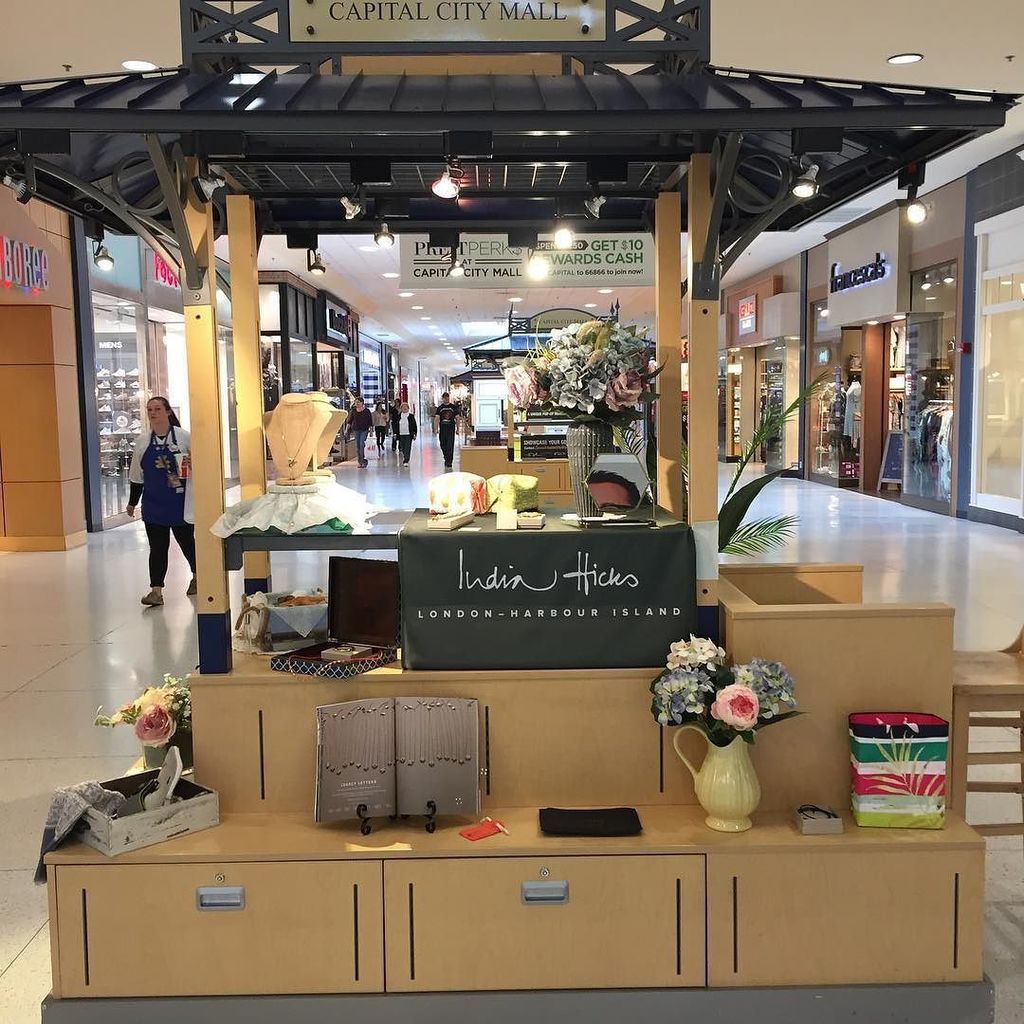 dodeccreative's tweet photo. We made a table runner for a local @indiahicksstyle ambassador. Stop by the @capitalcitymall to see them! https://t.co/0t6IAuuVbh