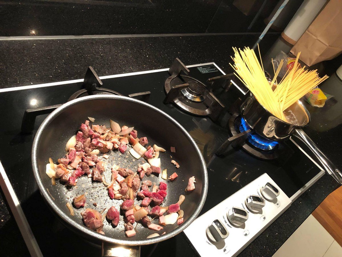 FrBlackPink's tweet photo. [PHOTOS]17.10.13-#Lisoo en pleine préparation de pâtes 😂#jolisa #cheflimario 
___________________
Cr:blackpink-blink
BlackPink France|#Raina https://t.co/R9Jdrn16iK