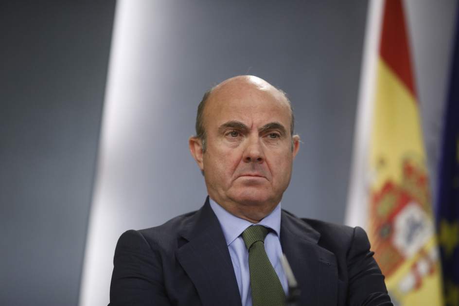 DiaPerfectoFM's tweet photo. #NotiDia De Guindos revisa a la baja la previsión de crecimiento para 2018 por la crisis catalana https://t.co/O0z65BtOmj https://t.co/IUoxMe76aP