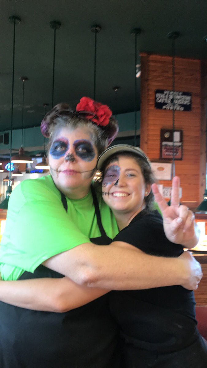 PizzaStatetx's tweet photo. #Halloween Spirit #pizzastate #psiloveyou #fridaynights #tamucc #family #kids 👻 https://t.co/bnHPA07AjS