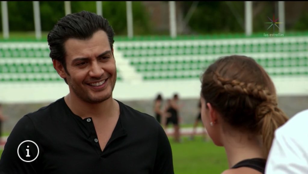 elsarage's tweet photo. #Raul va a buscar a #Victoria por q ya salió del centro de salud mental,está feliz de verla #VictoriayRaul #VictoriayRaulJuntosHastaElFinal https://t.co/P8UP81DCsW