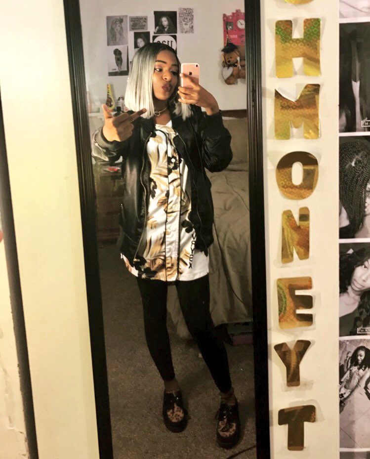 ShmoneyT_'s tweet photo. I need ca$h i dont slide on shit for free. 💯 https://t.co/WiooFcg9yv