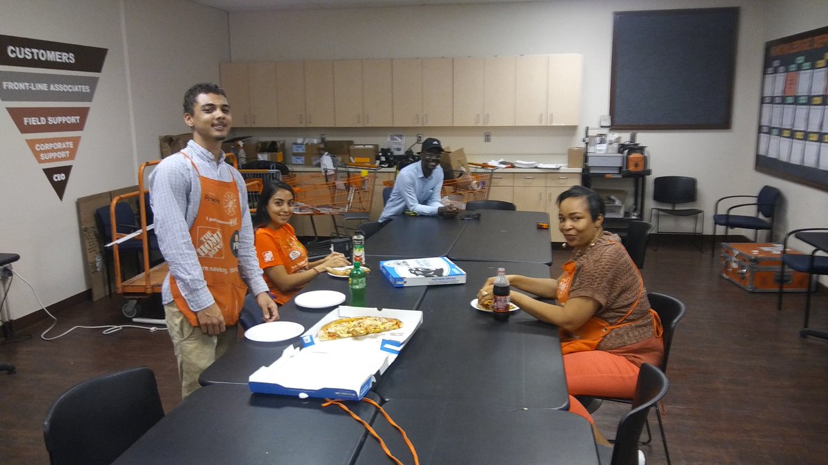 Ed7702's tweet photo. Dept 38 SUPERVISOR PATRICK REWARDING ASSOCIATES FOR HELP PUTTING FREIGHT AWAY IN A TIMELY MANNER... https://t.co/wn7BacvnNu