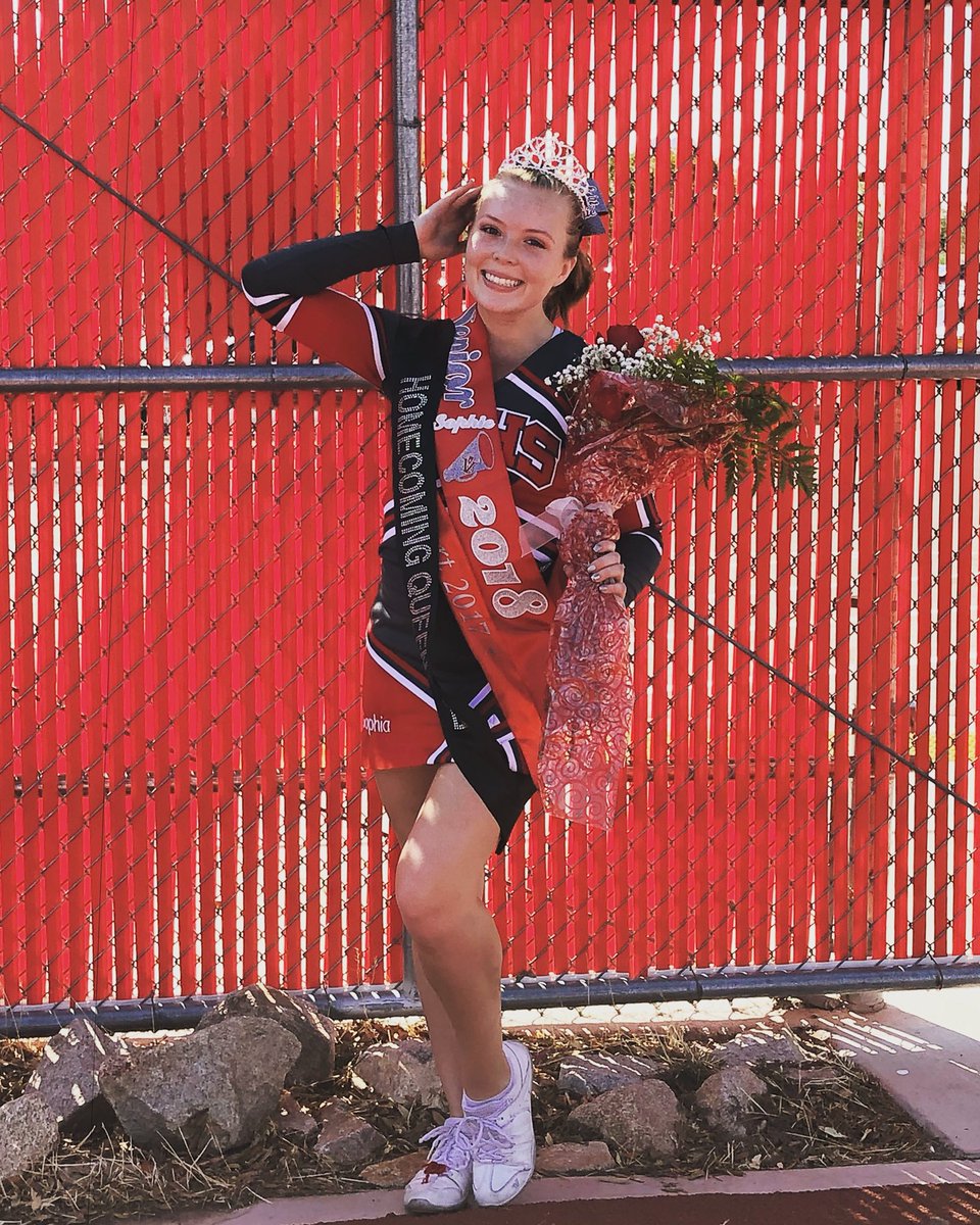 _SophiaFree's tweet photo. Such a happy moment winning Homecoming Queen 👑💝 #3sashes https://t.co/0TlB0zptPW