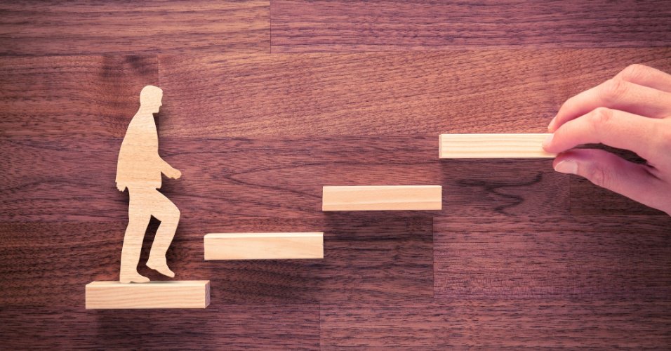 UOL's tweet image. De office boy a CEO | Veja como brasileiros chegaram até o topo de grandes empresas trib.al/LpaCYD6