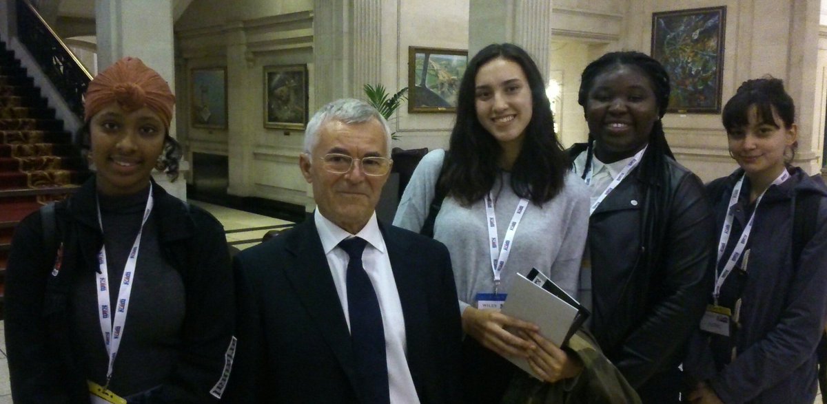 AMIposts's tweet photo. After a brilliant lecture, Professor Rappuoli hung out with local students, discussing the future of vaccines. How cool is that? #EMI2017 https://t.co/Z01Vz5u9di