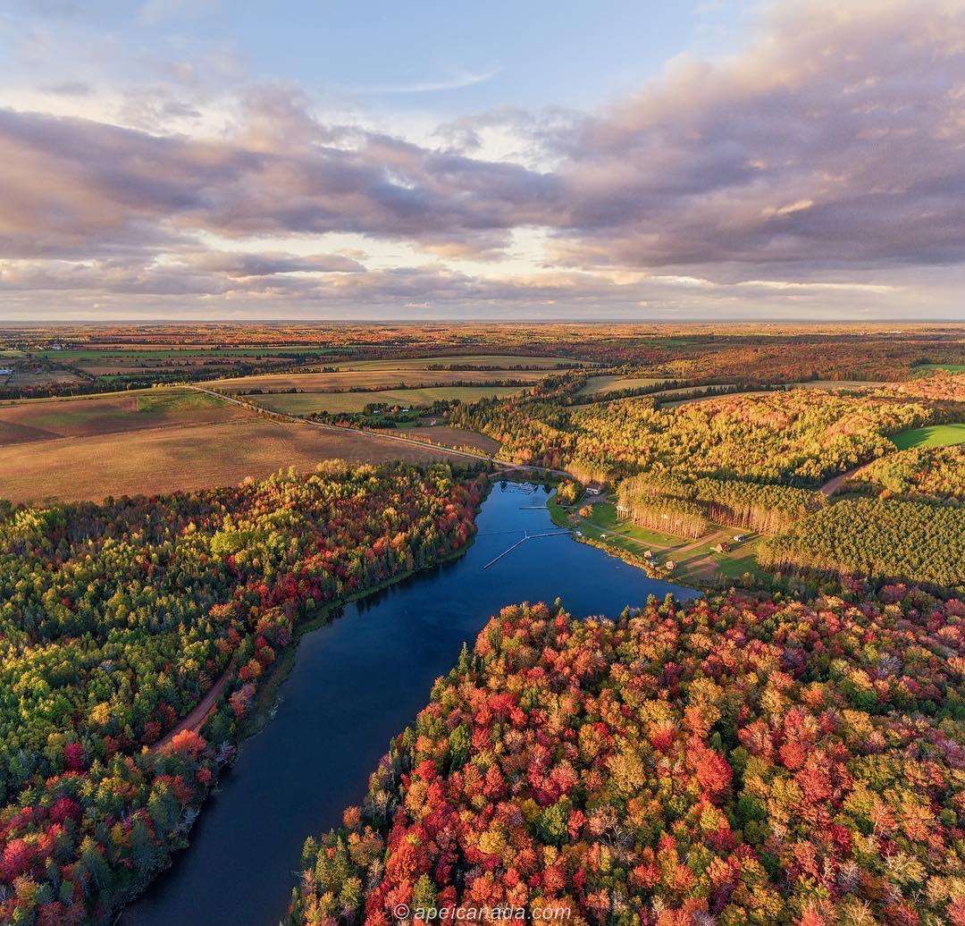 Gorgeous views in warm fall hues 🍁🍂 📷: apei.canada/IG