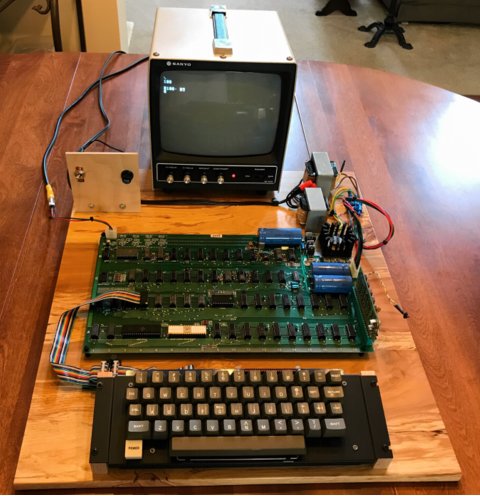 computerhobby's tweet photo. Schoolsky Apple-1 computer sells for $401,000 at auction 9/26/`17
https://t.co/vmSFMb4Wyt
#Vintage_computer #Apple-1 #KK4WW https://t.co/2NmqfI3ccU
