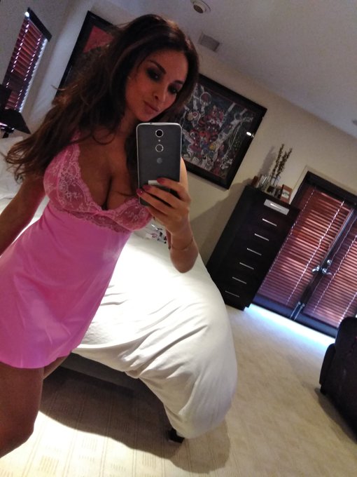 1 pic. Live in 1 hour on @CamSodaLive ?? https://t.co/wrkBxWGOte