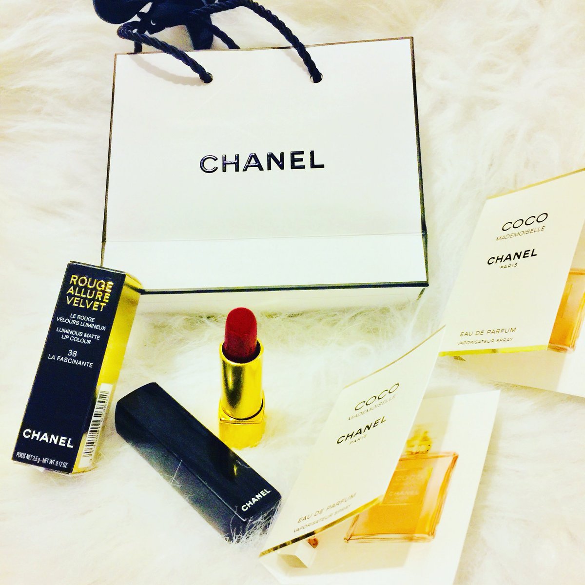 HayleyLoveMU's tweet photo. 💋From Paris 🇫🇷 with 💗LOVE💗... A classic Red from @CHANEL #38 La Fascinante... https://t.co/wL8hYbDy74