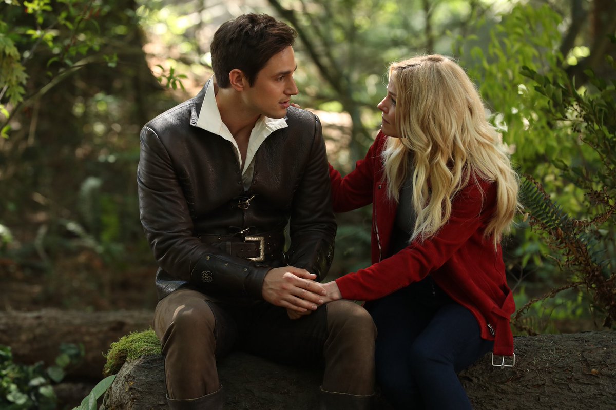 OnceABC's tweet photo. A mother and son reunion! An all-new #OnceUponATime starts now. Please retweet if you’re watching. https://t.co/gBdhabmXeK