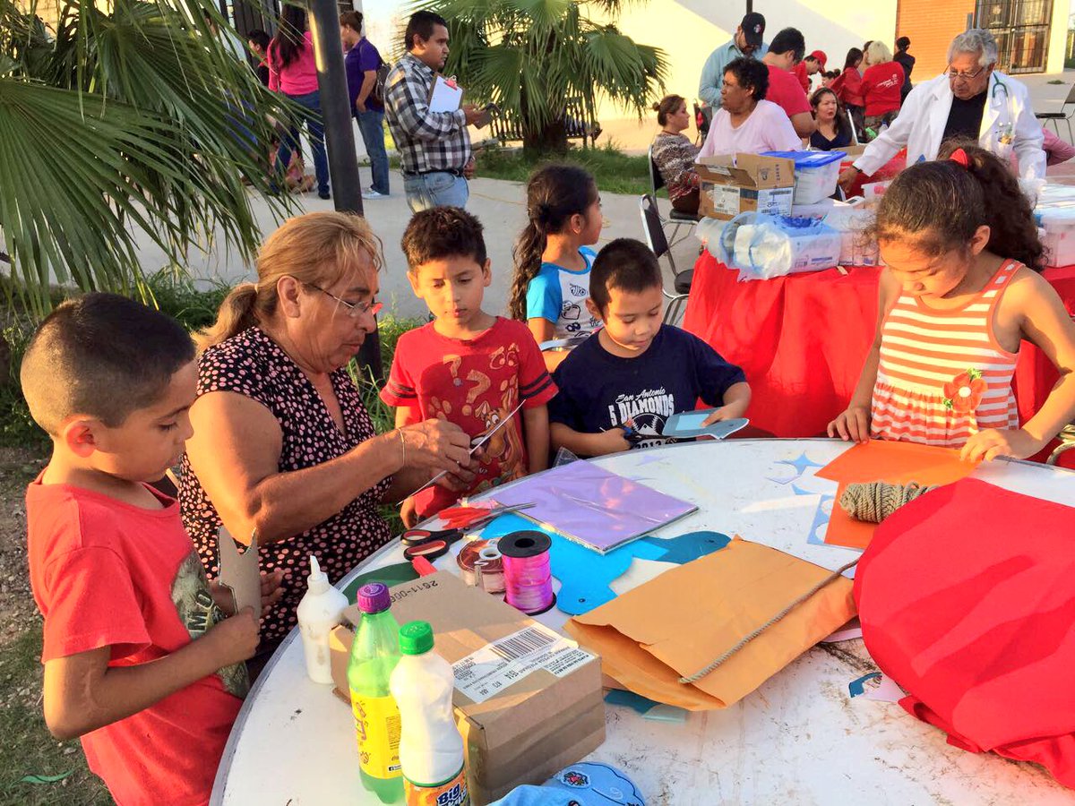 PRIPNegras's tweet photo. Vecinos de la colonia los Montes aprovechan los diferentes servicios así como la lotería de la #PRIgada de esta tarde. @PRICoahuila https://t.co/0A6fgAl9vR