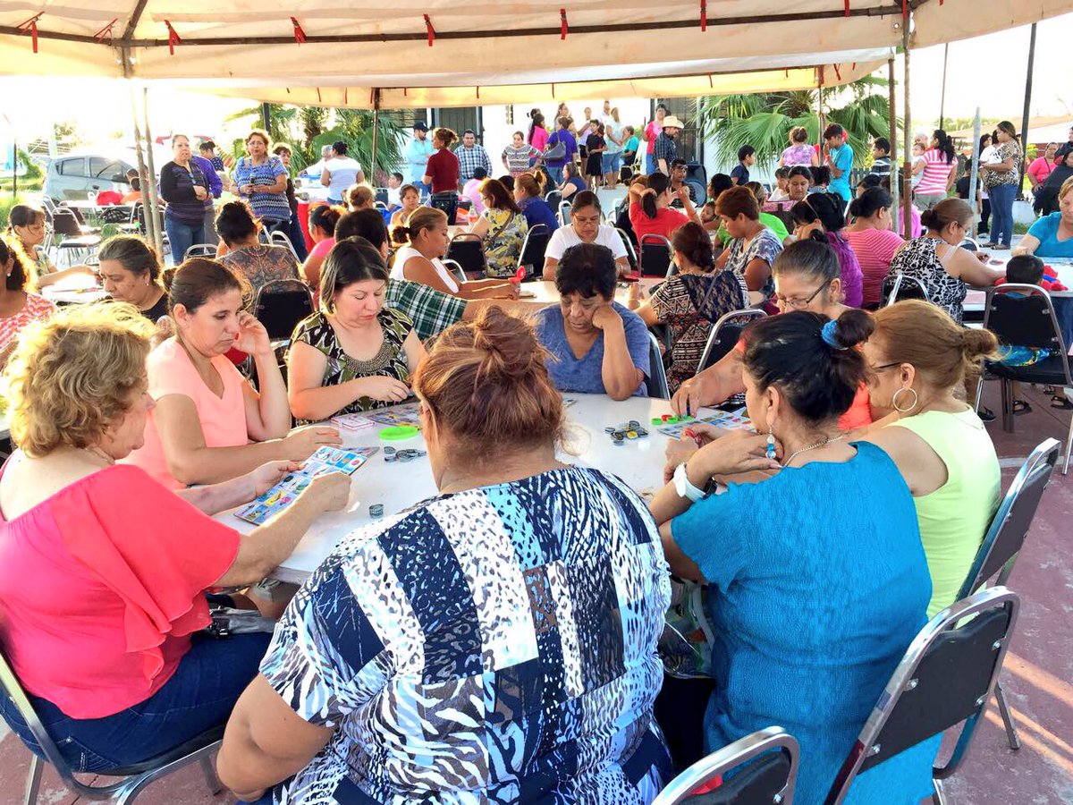 PRIPNegras's tweet photo. Vecinos de la colonia los Montes aprovechan los diferentes servicios así como la lotería de la #PRIgada de esta tarde. @PRICoahuila https://t.co/0A6fgAl9vR