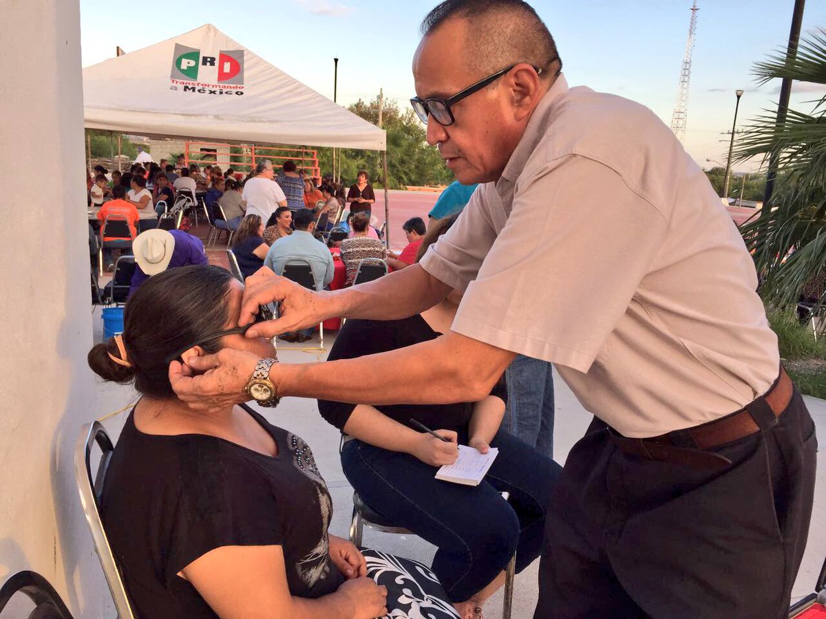 PRIPNegras's tweet photo. Vecinos de la colonia los Montes aprovechan los diferentes servicios así como la lotería de la #PRIgada de esta tarde. @PRICoahuila https://t.co/0A6fgAl9vR