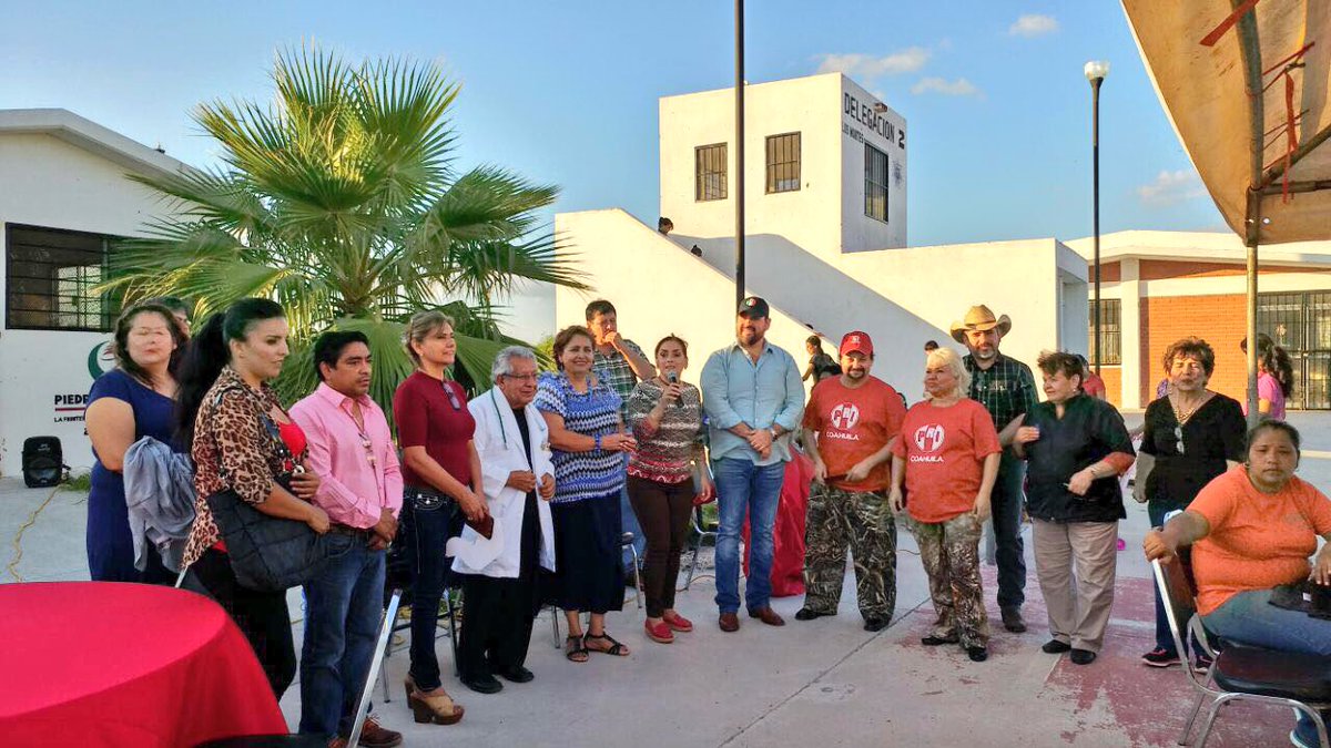 PRIPNegras's tweet photo. Vecinos de la colonia los Montes aprovechan los diferentes servicios así como la lotería de la #PRIgada de esta tarde. @PRICoahuila https://t.co/0A6fgAl9vR