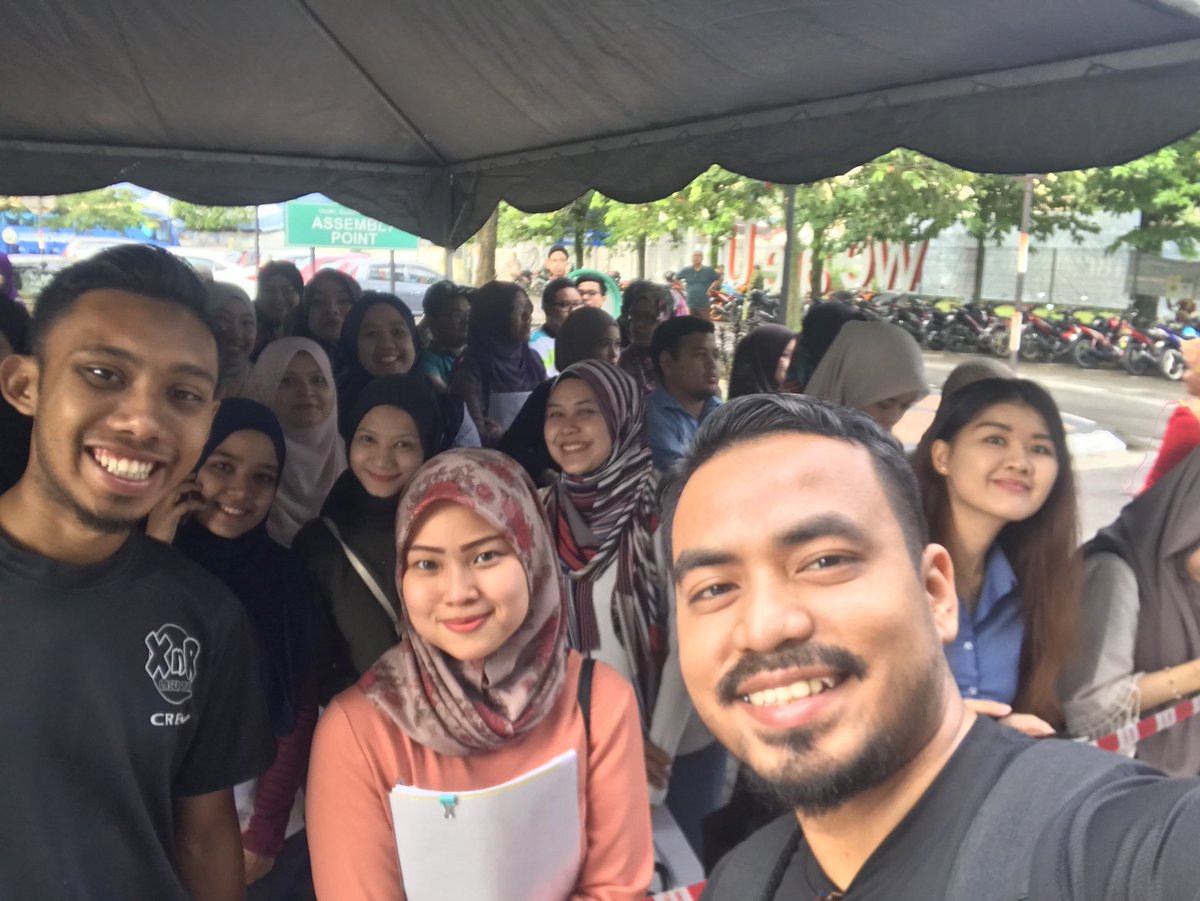 Nazrulazizi's tweet image. Seronok dapat jumpa students saya  yang gradute #class2017, tahniah korang semua #ubis
