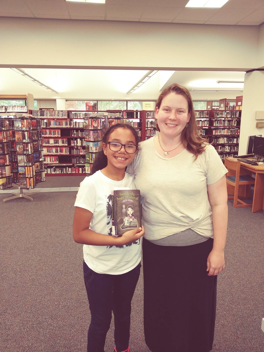 Cre8ive_Reading's tweet image. Proud teacher! S went to local library &amp;amp; checked out a 📖 &amp;amp; took pic with the librarian TomikaJohnson21 #readingmenu #options #readplaytalk