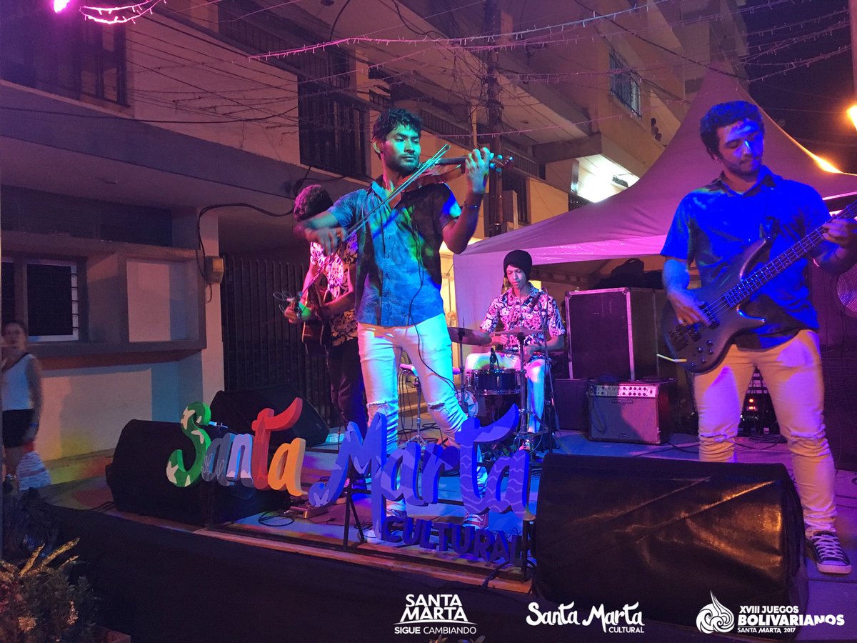 CulturaSMR's tweet photo. #AEstaHora los chicos de #FunkyBand ambientan la noche emocionando al publico con sus mejores versiones de los exitos musicales del año https://t.co/X85gQzBfnV