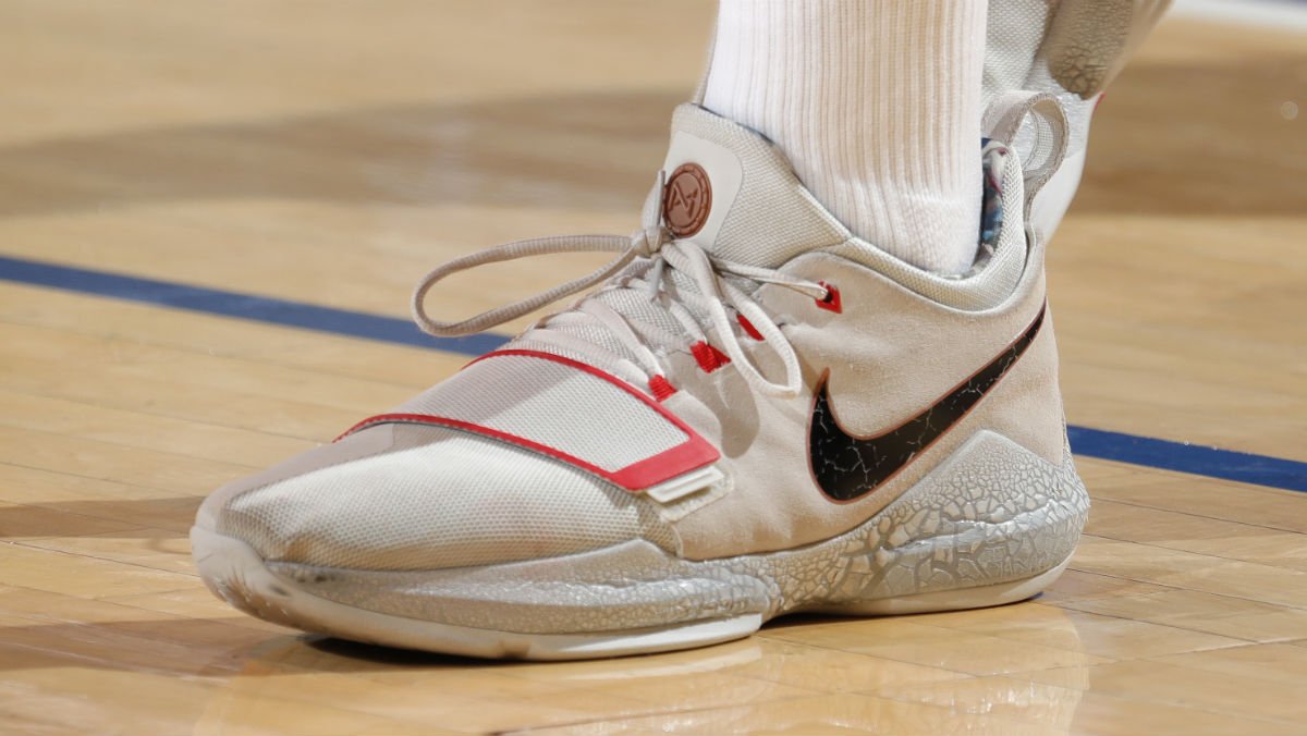 nike roshe trainers in black and white