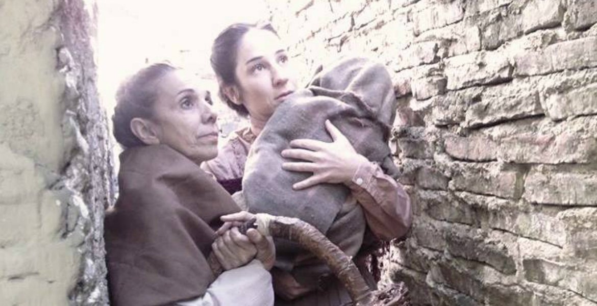 pcuartapared's tweet photo. Esta noche estamos #twitteatriando desde el @Pequeno_TeatroM para ver Errante en la sombra, obra invitada al @festcolteatro. https://t.co/zrL5AubrUH