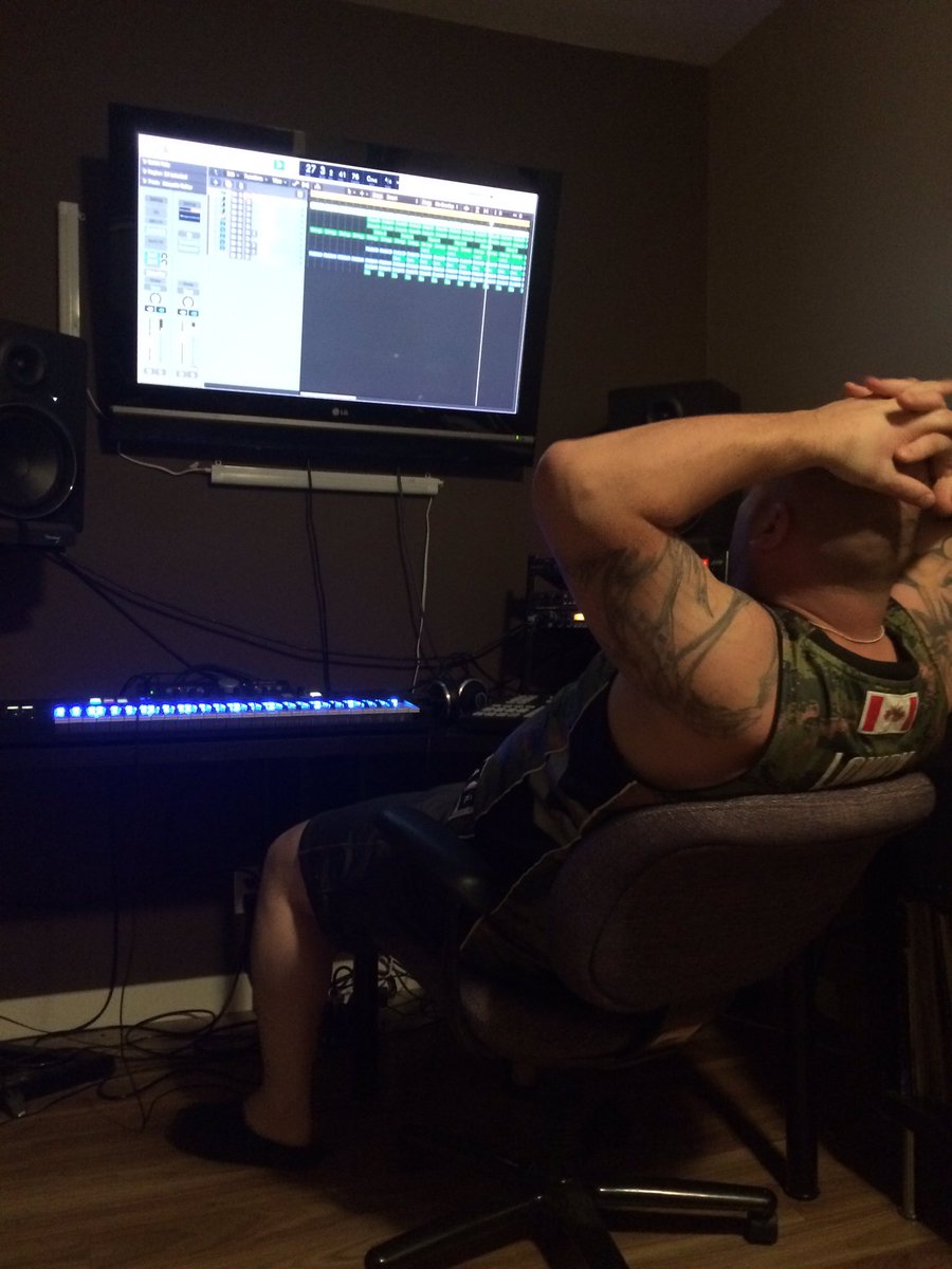 chips780's tweet photo. Slick Trevino aka Slicky Van Shelton cooking up that country thunder in the studio 👌⚡️🎙@Oil_City_Slick #Vibes https://t.co/90jsZvakkq