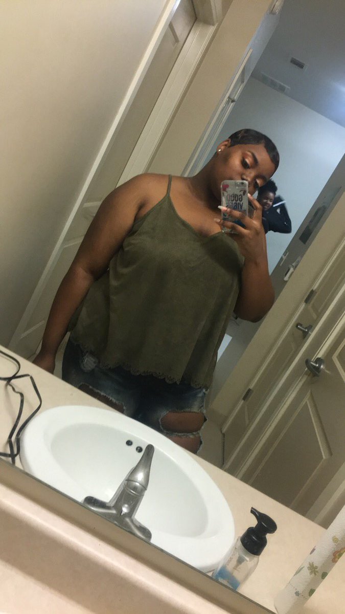 sharnai_'s tweet photo. .’seen a couple bad bitches! But it wasn’t jumping like I wanted too🙄#asuhc 💜💛 https://t.co/BoI2NIIlTT
