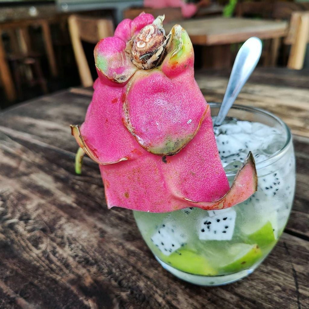 CaroPardilla's tweet photo. That's not a garnish, THIS is a garnish. Dragonfruit Caipirinha @jaanbai. #carolineoncambodia
.
.
#jaanbai #drinki… https://t.co/FVX4e6r9Tb https://t.co/BXcMZuELuA