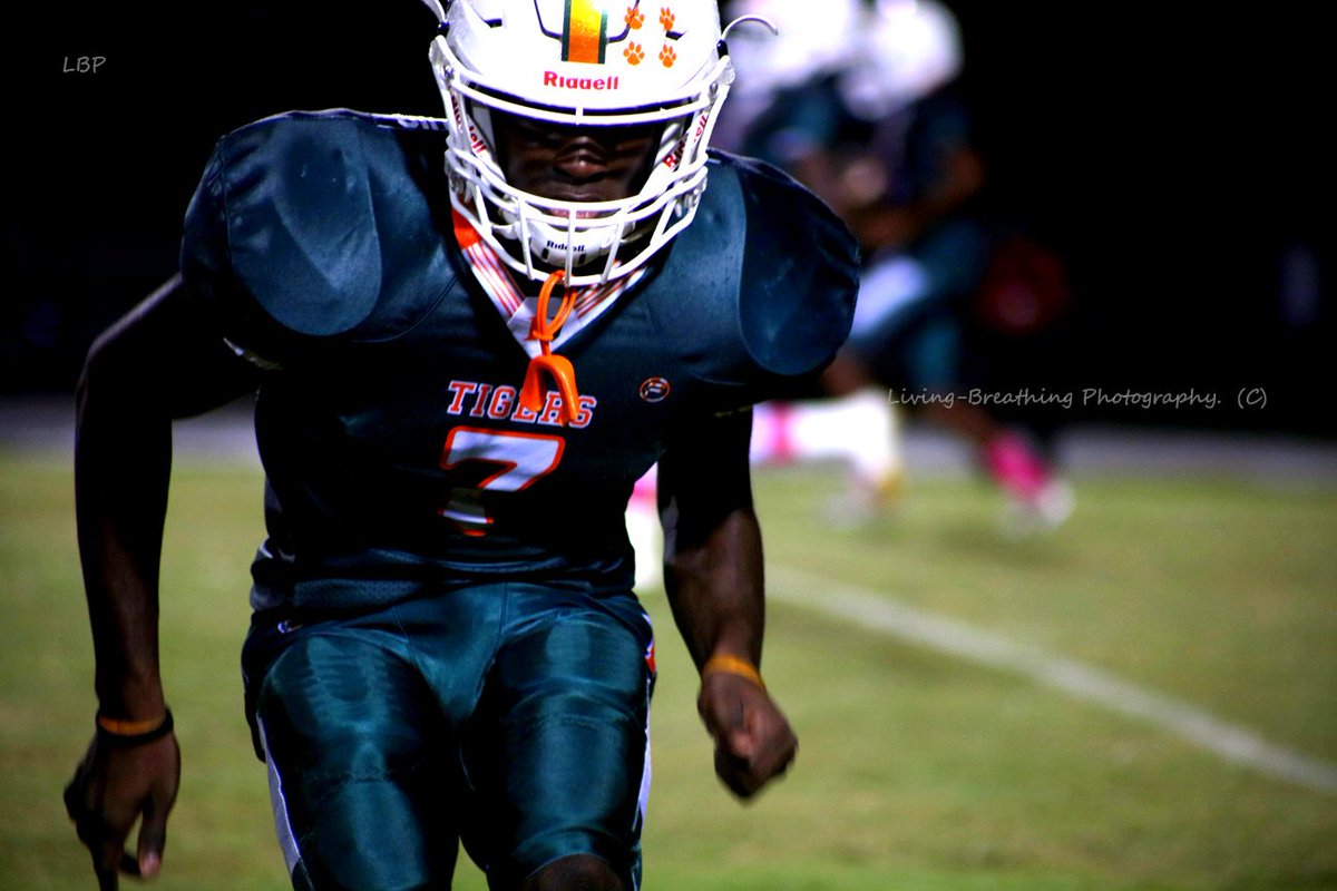 LBPhotographyFL's tweet photo. I love their energy! Dunbar Tigers Vs. @CypressLakeHigh https://t.co/ZfxRoQDbFq