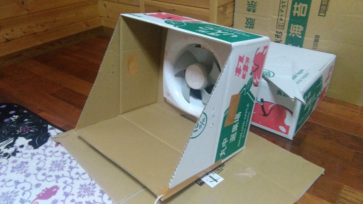 うに A Twitteren 段ボールのフタを塗装ブースっぽくカットする ガムテープでフタを貼付け固定 ついでに不要な穴をガムテープで塞ぐ エアブラシの気流が中央に向かうように段ボールを斜めに配置して完成 安全のために100均で売ってるようなスチール網など