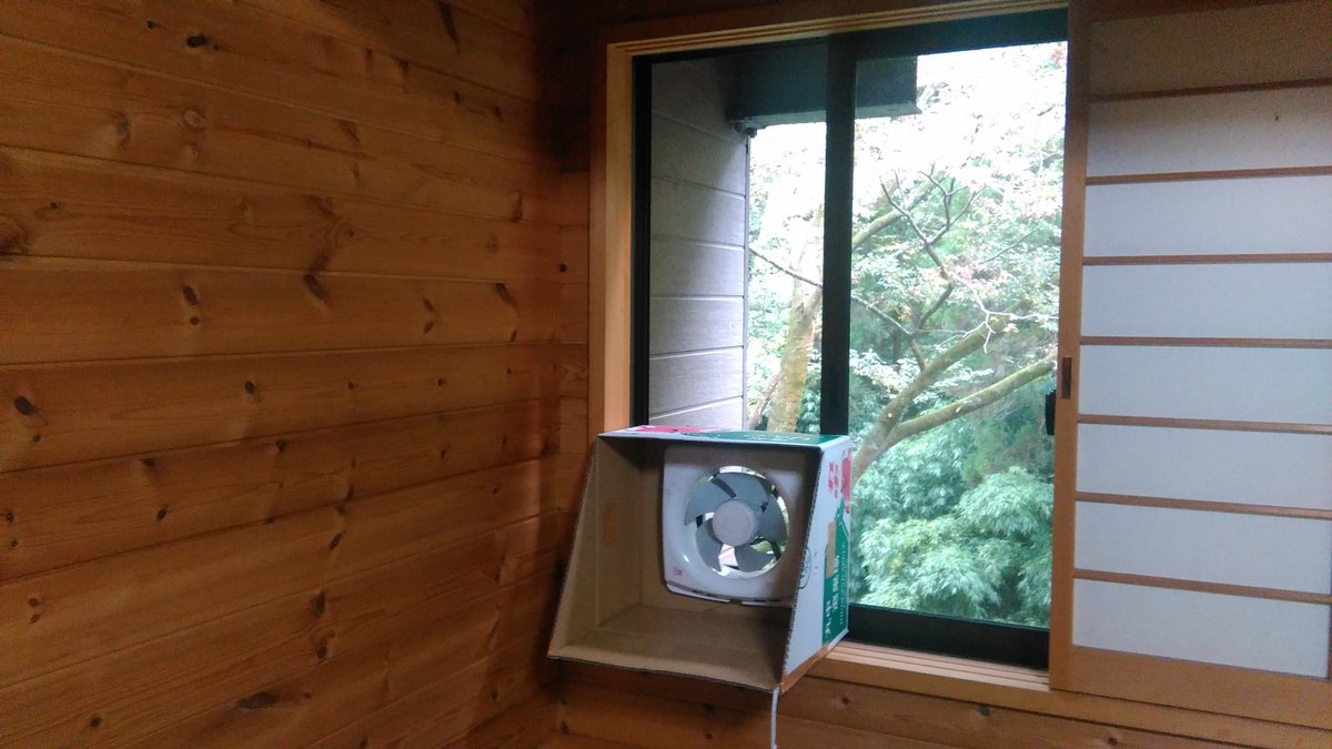 うに Pa Twitter 設置方法としては 窓枠に置くw 一応 落下防止のために 段ボールからはみ出てる換気扇裏側で引っ掛けるように窓を閉めるだけで落ちません 塗装ブース上に大きな隙間が出来るので適当な段ボールで塞ぐ 画像は仮設置の状態だけど 養生テープ等で