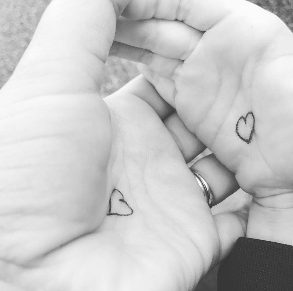 Snugglesleeves's tweet photo. We love this genius 'hug button' idea by clever mum for her son's first day at school 💕 #parenting https://t.co/EWUdvu9UlU https://t.co/uyYvkf8mOQ